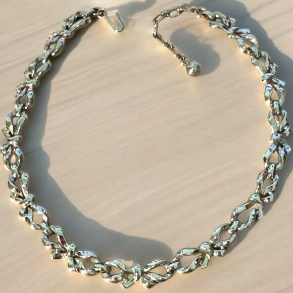 Vintage Trifari 1960's Silvertone Bow Ribbon Choker Necklace 15.5" - Picture 3 of 4